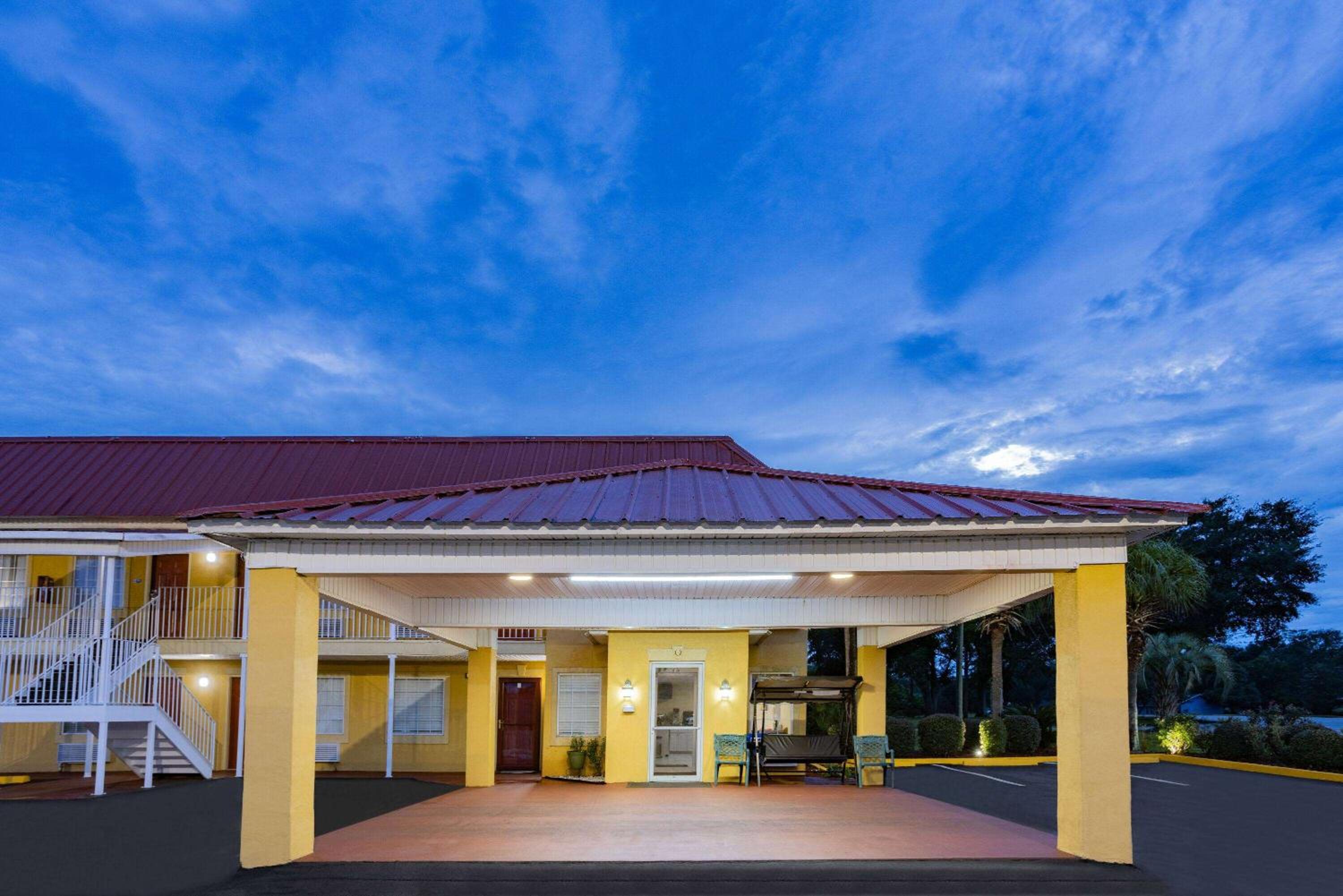 Days Inn by Wyndham Barnwell view 5