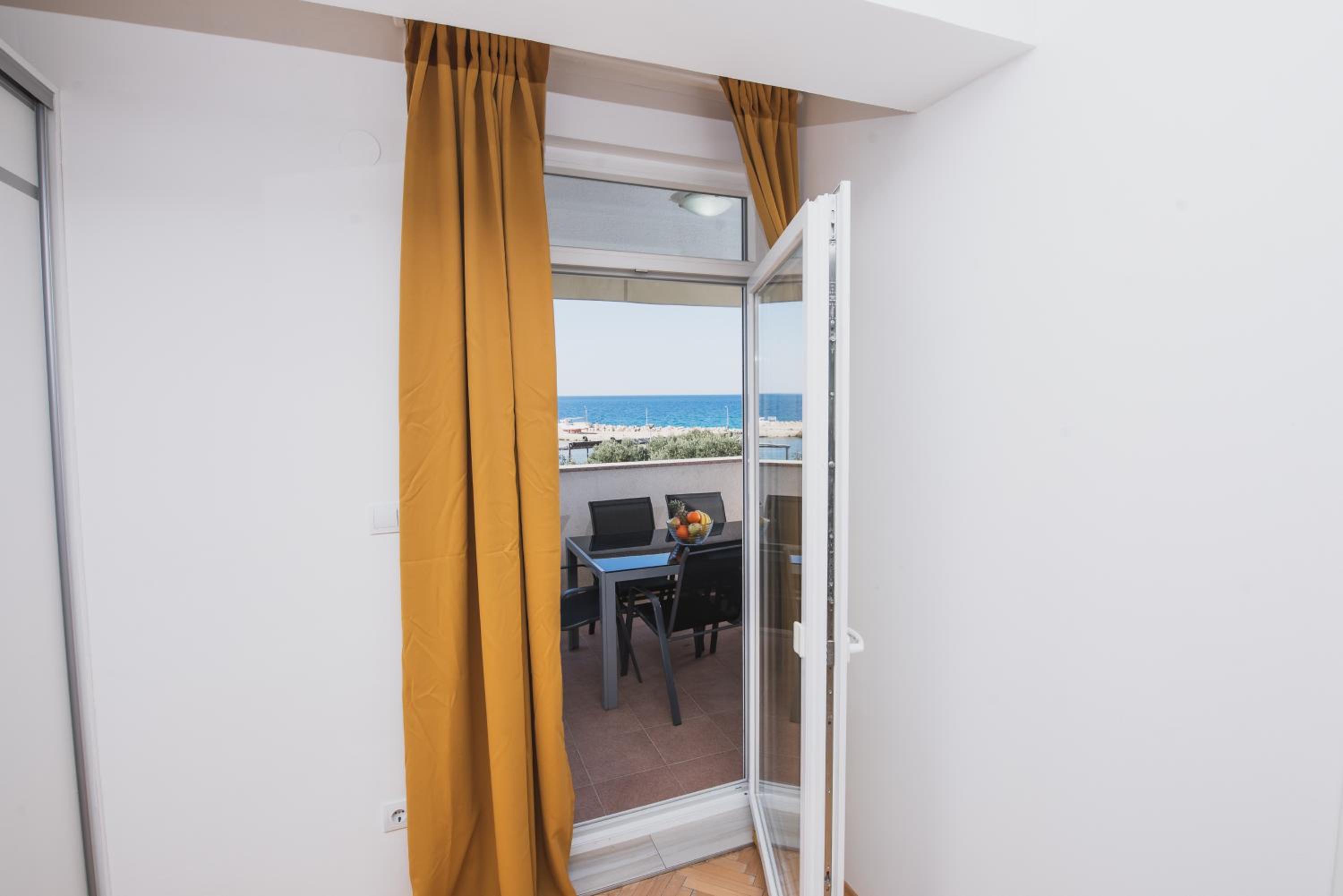 Apartments by the sea Semy