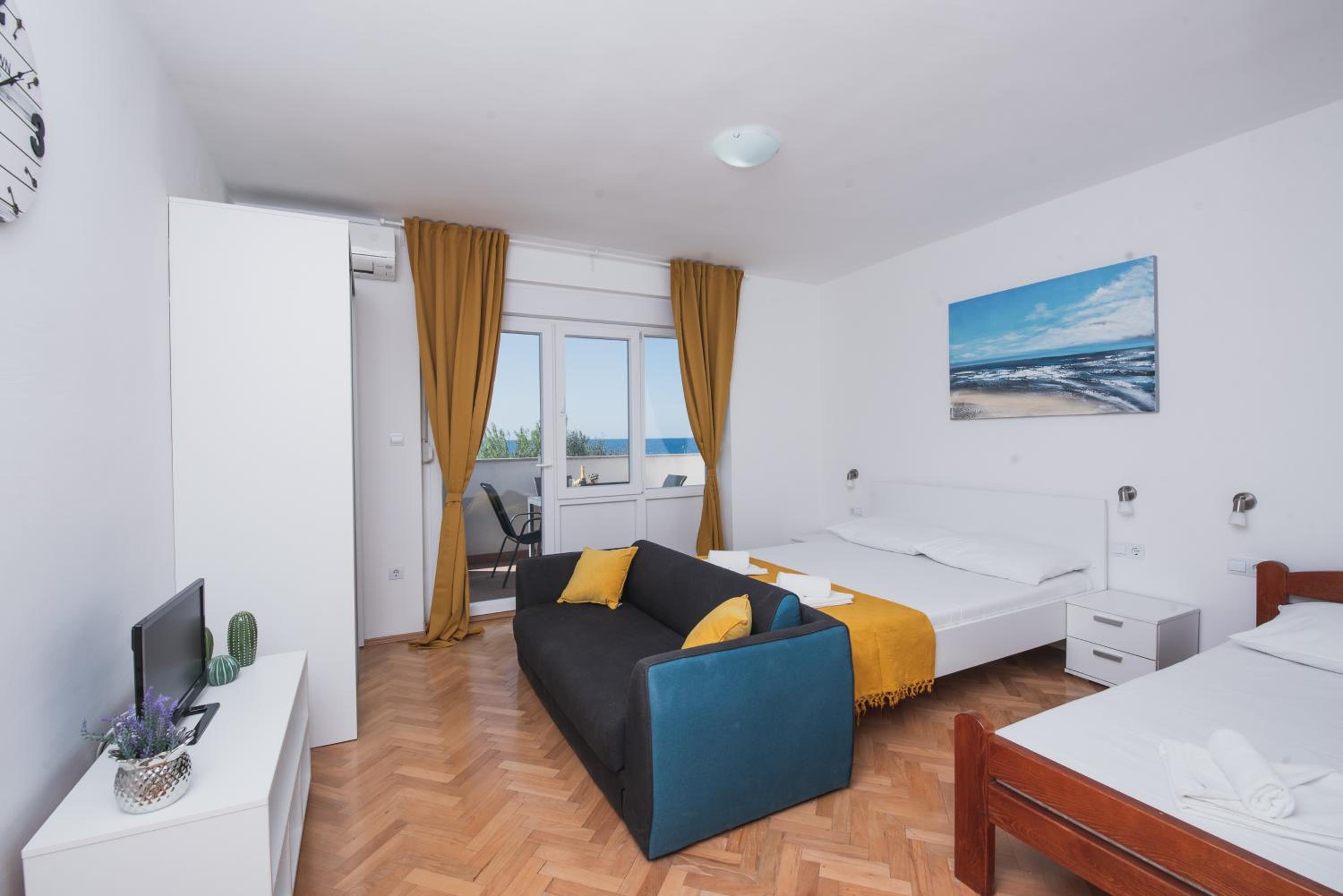 Apartments by the sea Semy