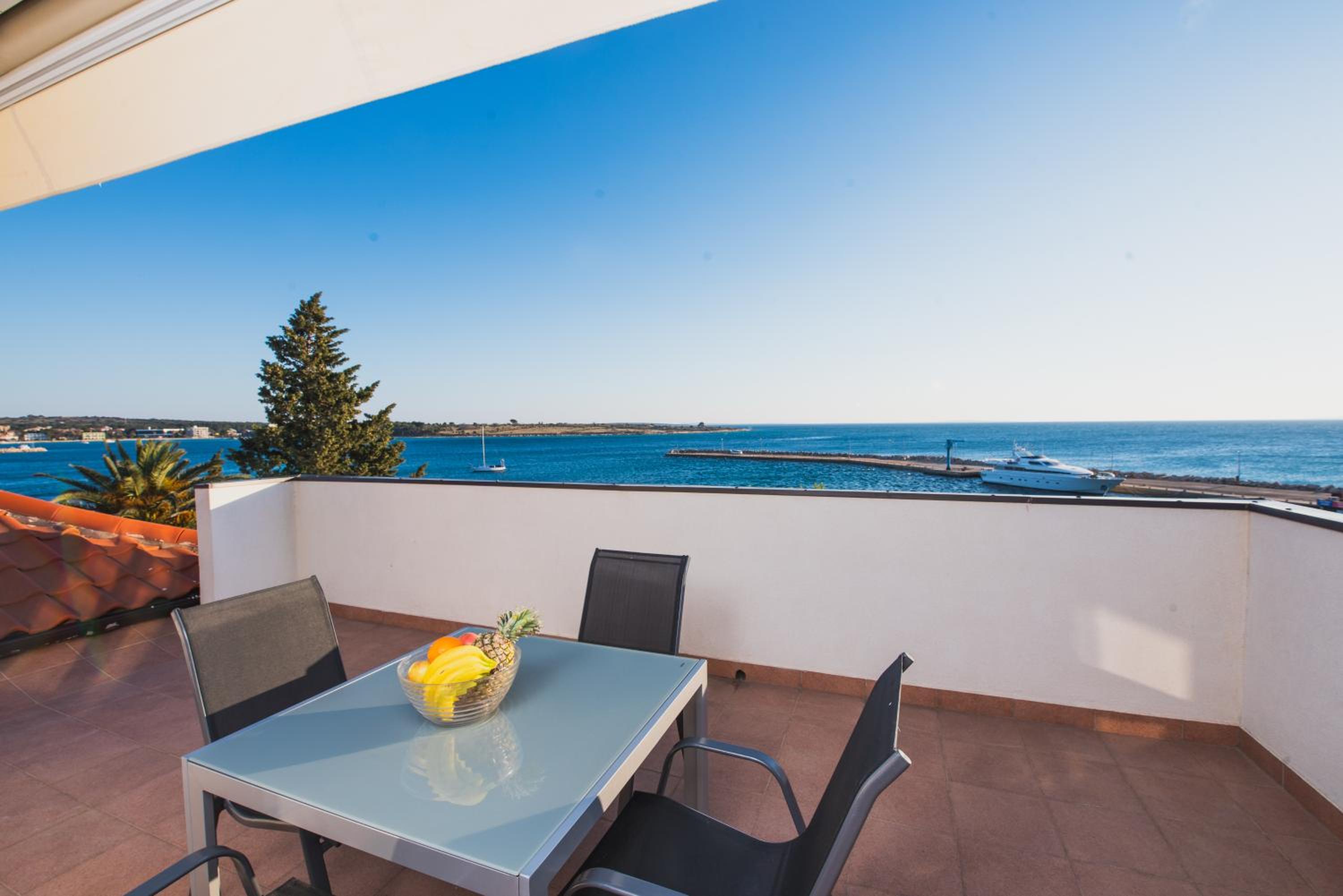 Apartments by the sea Semy