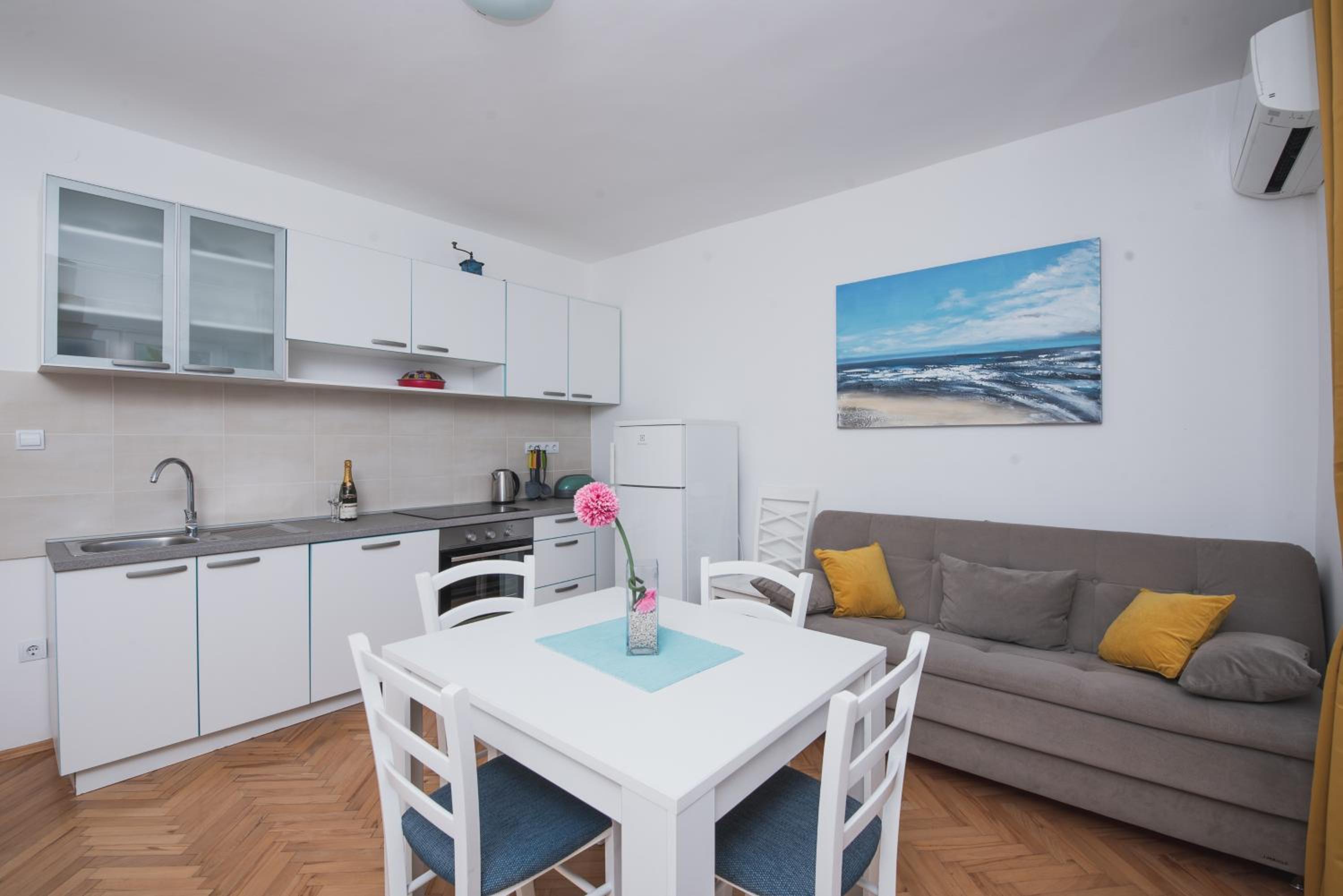 Apartments by the sea Semy