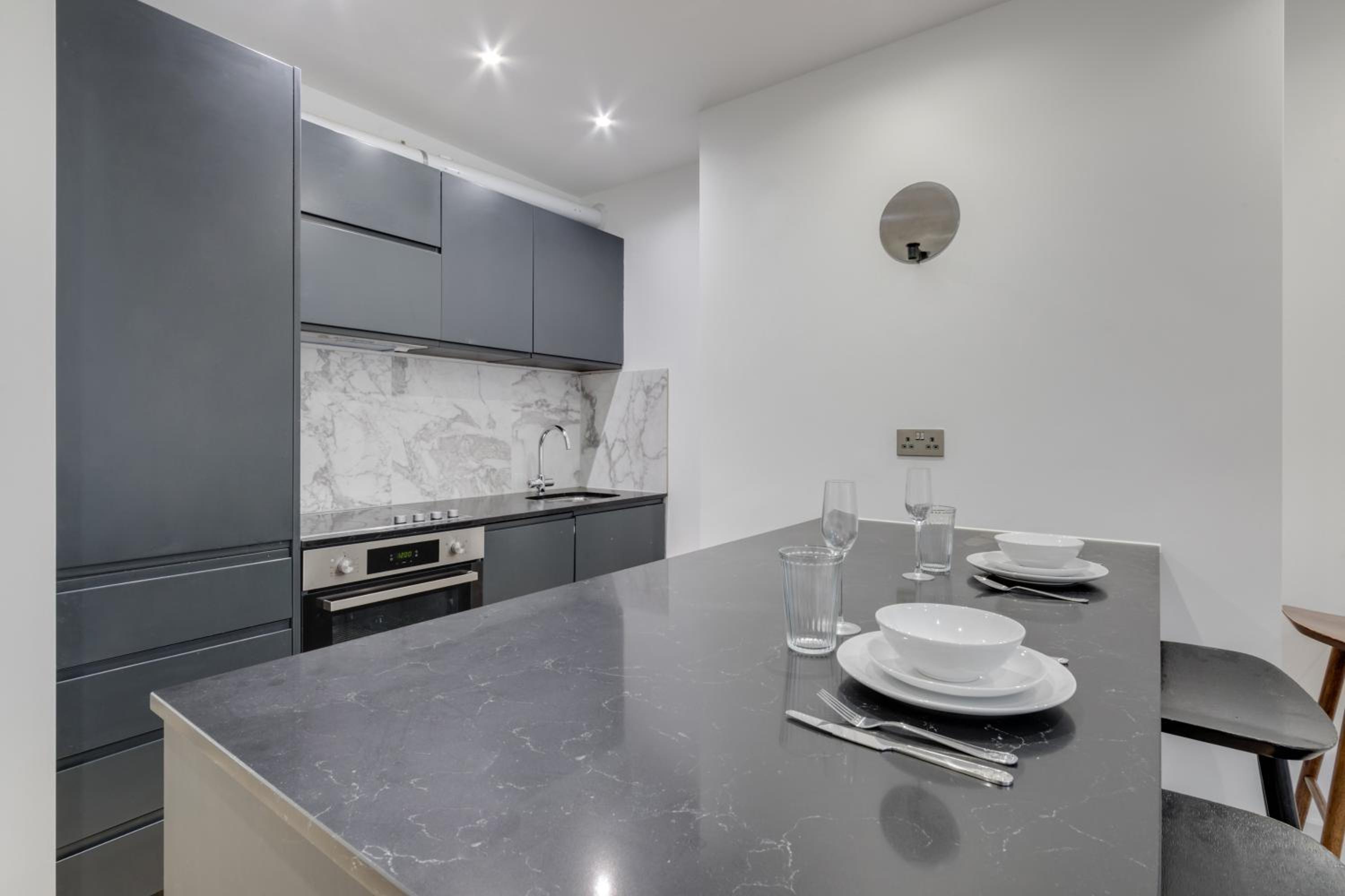 Modern 1 Bed Apartment in the Heart of Shoreditch - Moments from Old Spitalfields Market & Liverpool Street Station
