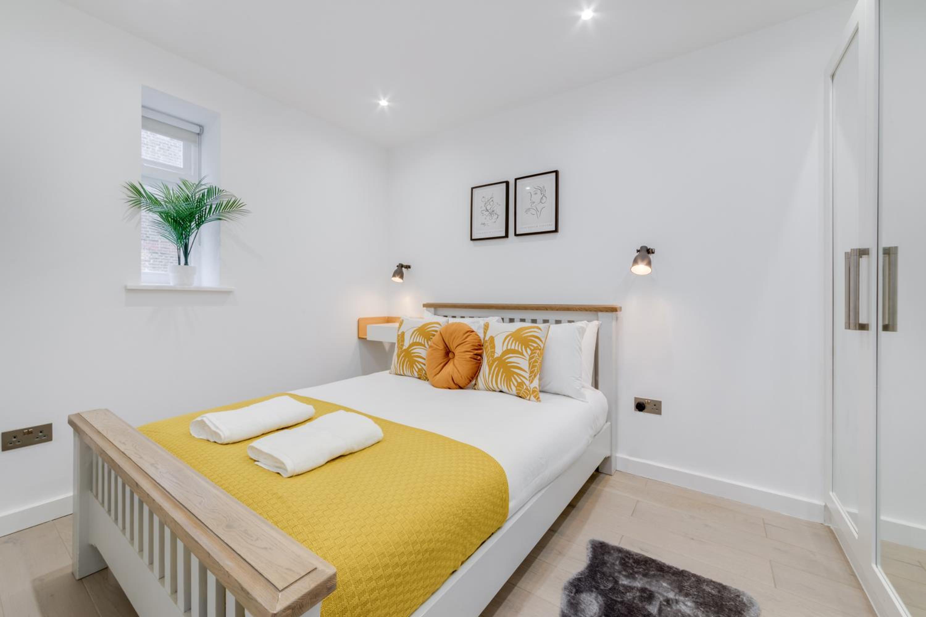 Modern 1 Bed Apartment in the Heart of Shoreditch - Moments from Old Spitalfields Market & Liverpool Street Station
