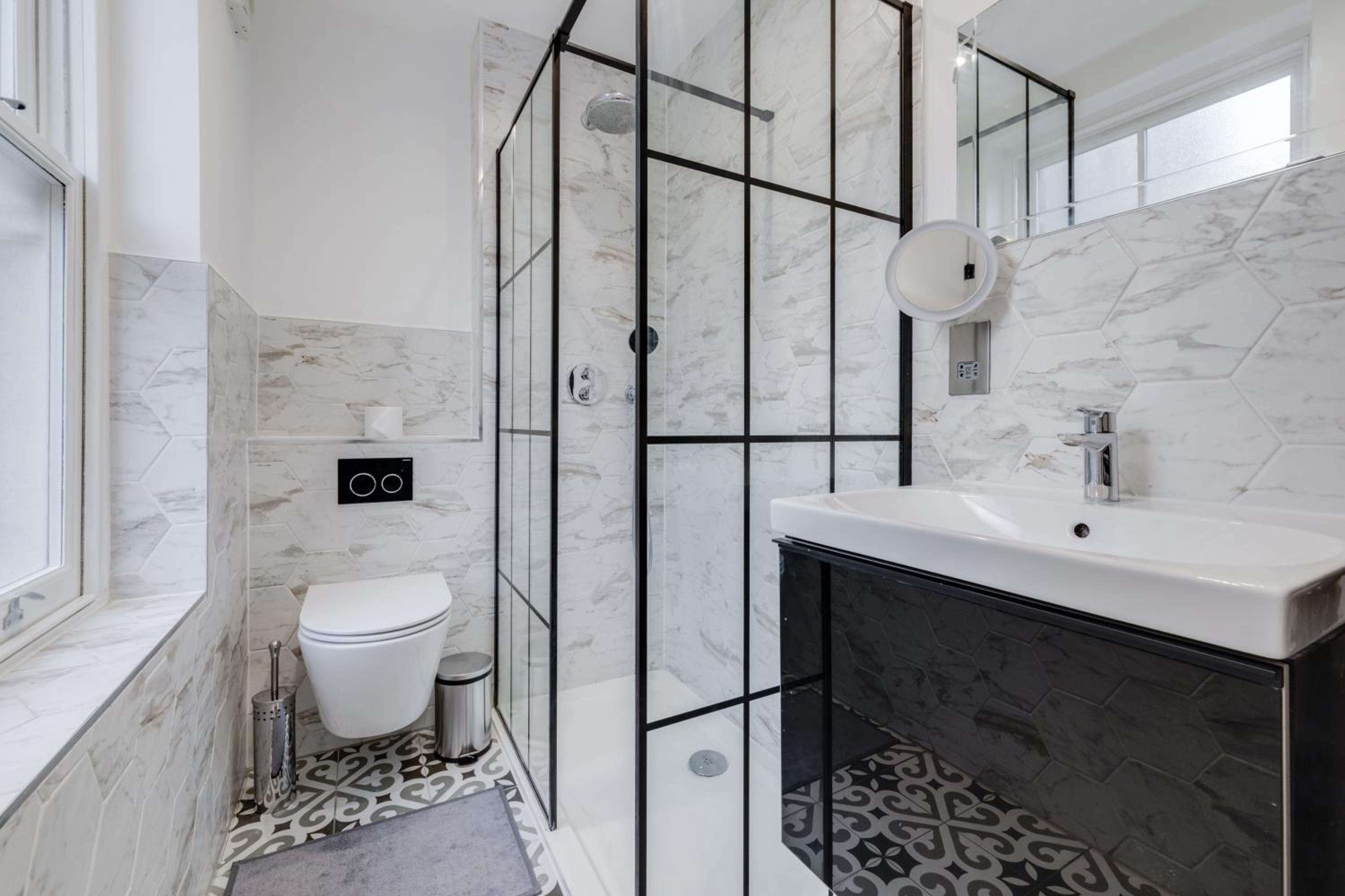 Modern 1 Bed Apartment in the Heart of Shoreditch - Moments from Old Spitalfields Market & Liverpool Street Station