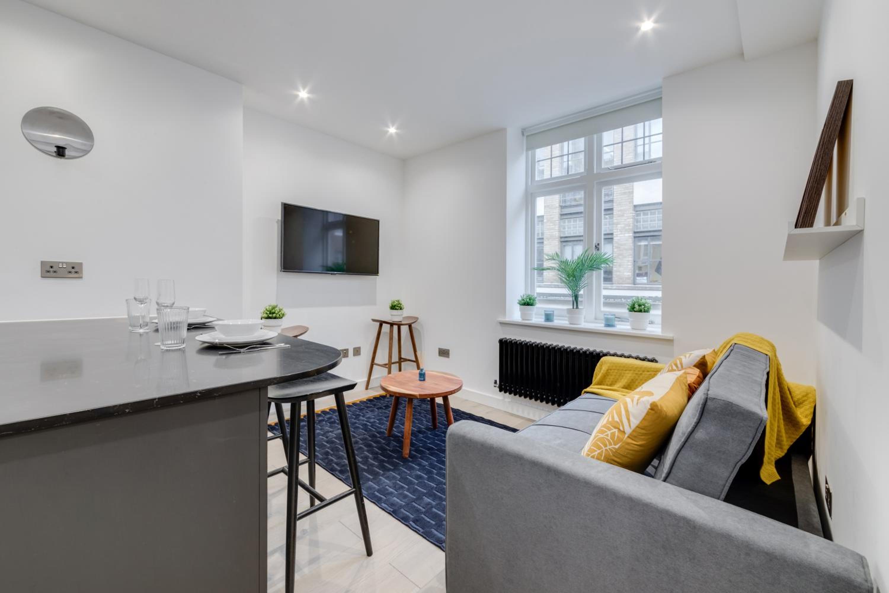 Modern 1 Bed Apartment in the Heart of Shoreditch - Moments from Old Spitalfields Market & Liverpool Street Station