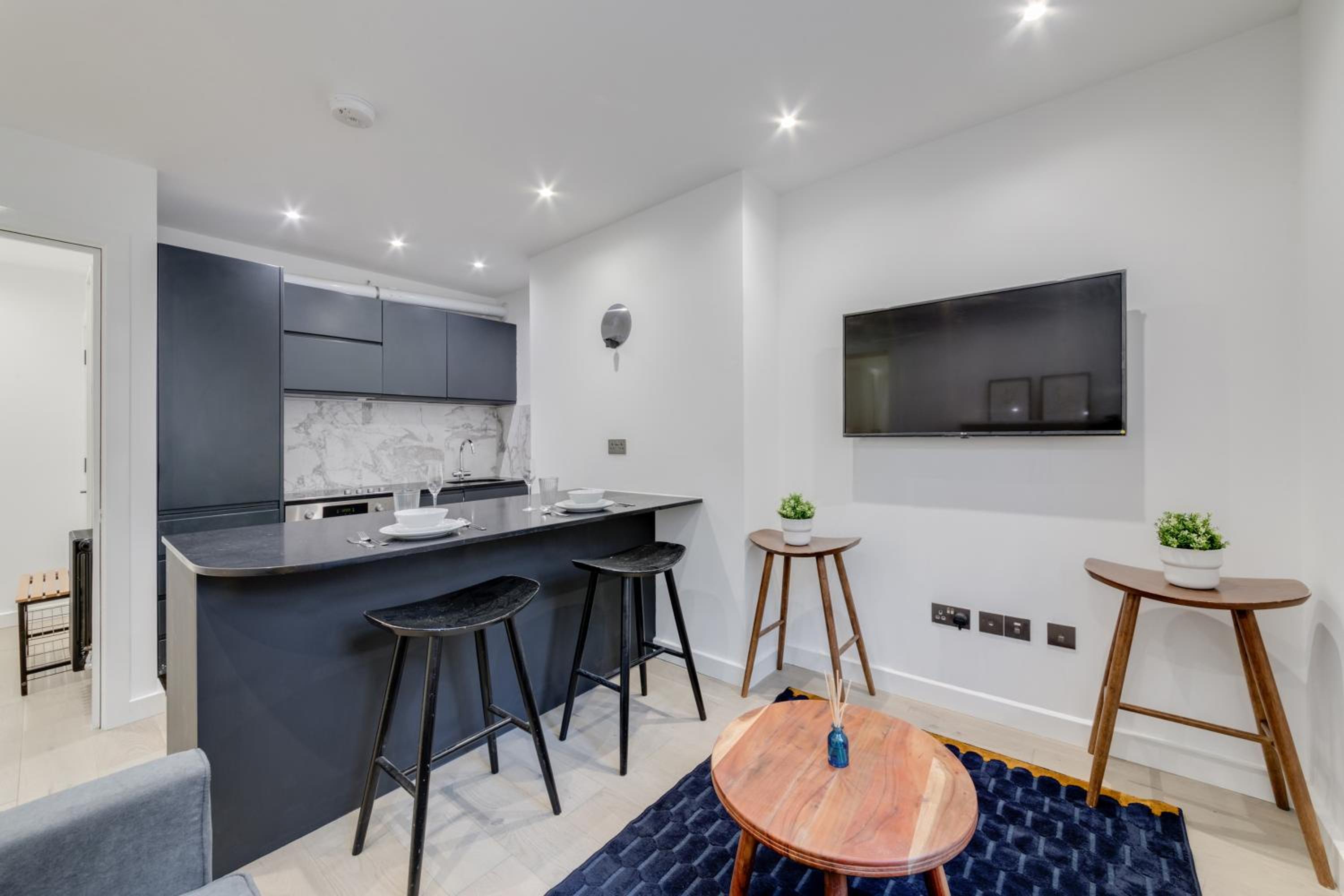 Modern 1 Bed Apartment in the Heart of Shoreditch - Moments from Old Spitalfields Market & Liverpool Street Station