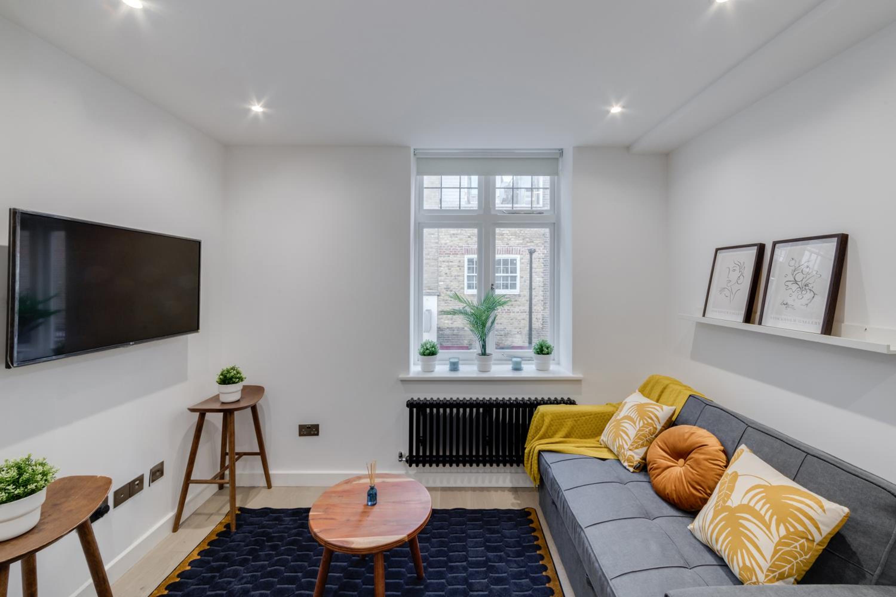 Modern 1 Bed Apartment in the Heart of Shoreditch - Moments from Old Spitalfields Market & Liverpool Street Station