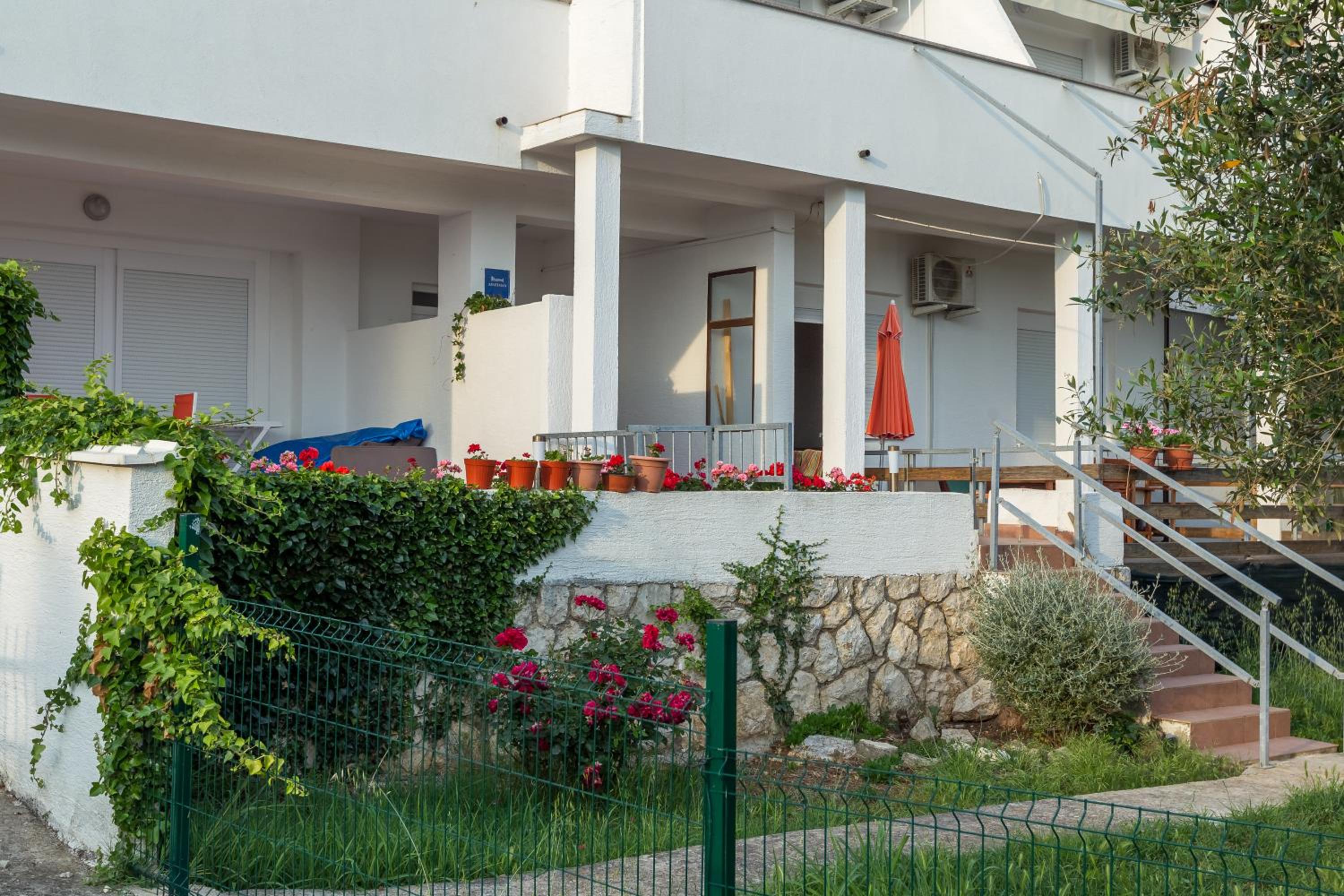 Apartments by the sea Semy