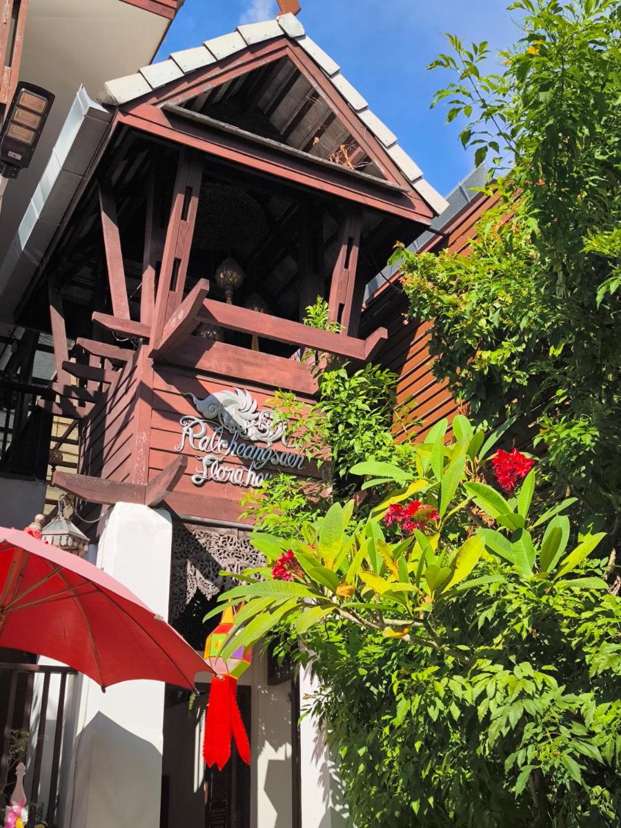Ratchiangsaen Flora House