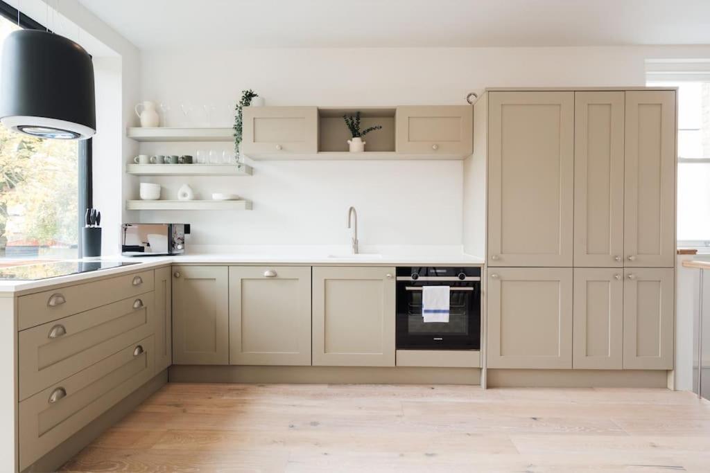 Modern & Bright Luxury London Apartment in Honor Oak