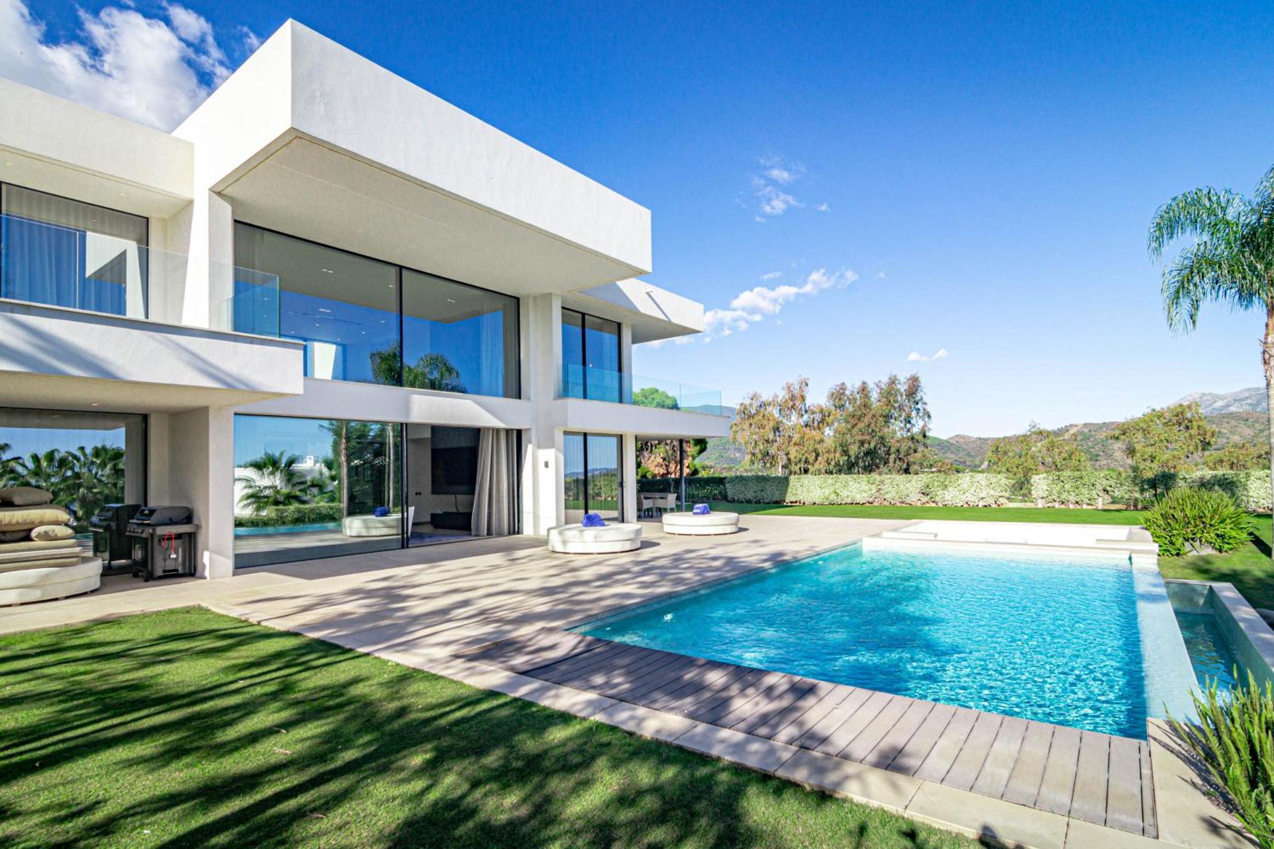 ELM2- Luxury, Modern Villa by Roomservices view 5