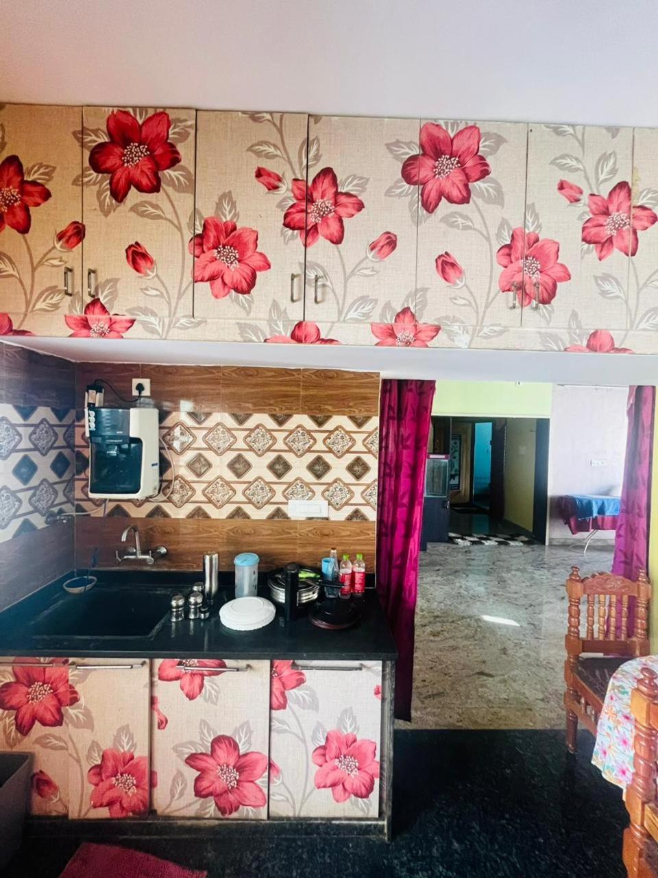 Sahara penthouse family, Stay
