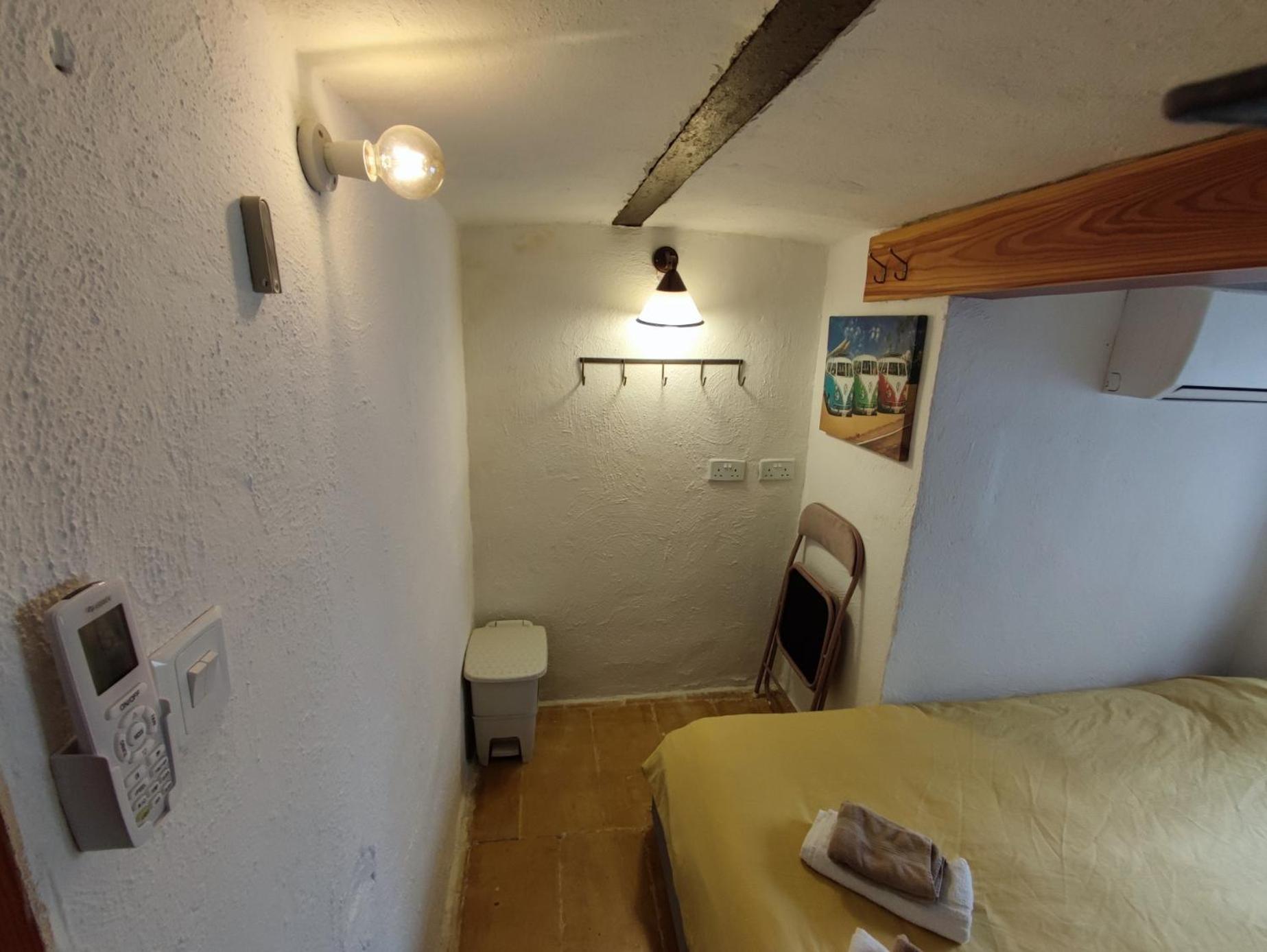 Cosy bedroom in a shared Maltese townhouse photo 3