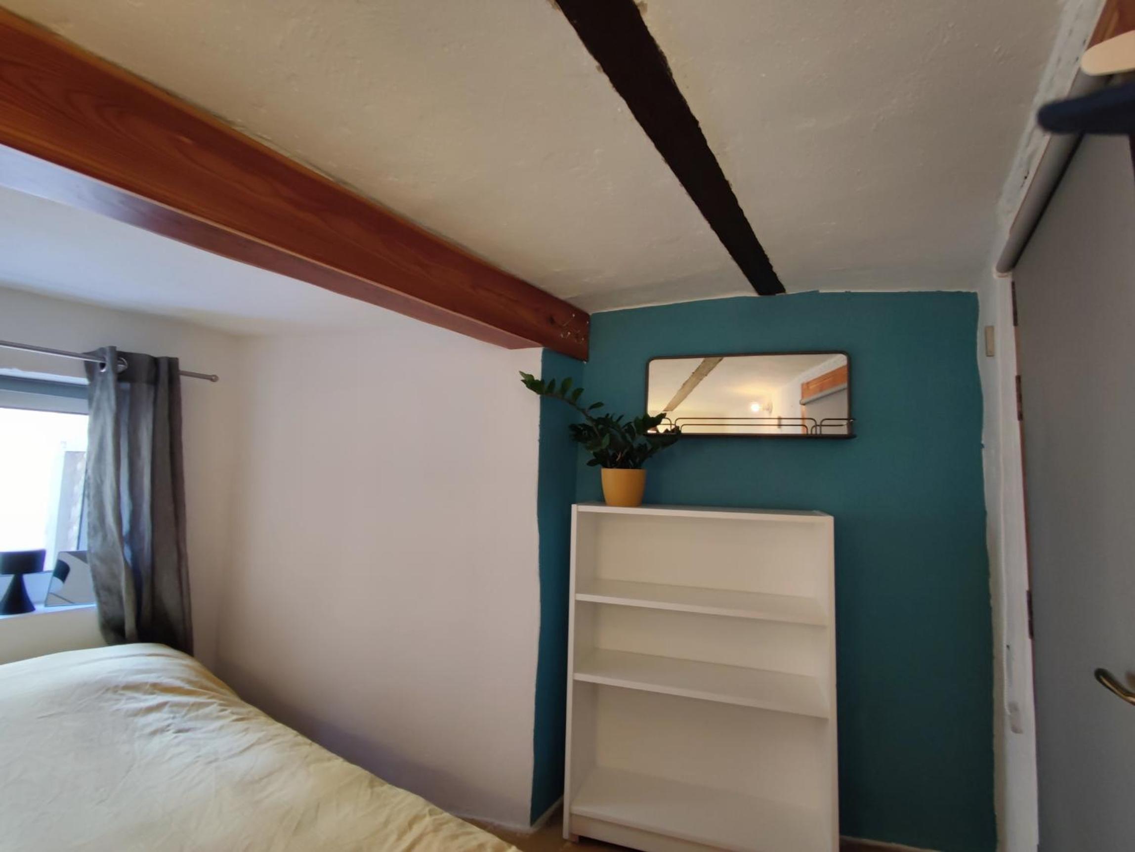 Cosy bedroom in a shared Maltese townhouse photo 4