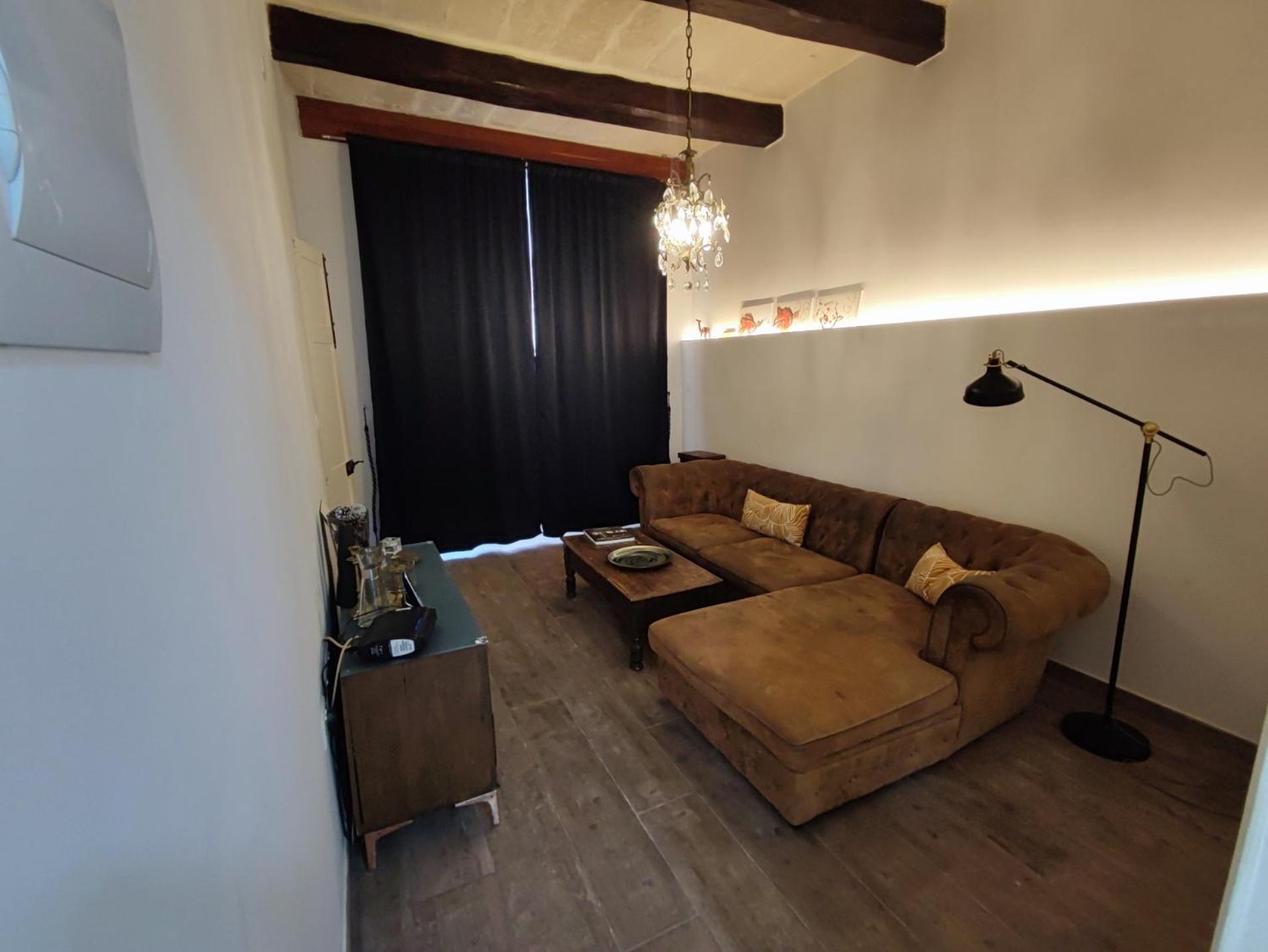 Cosy bedroom in a shared Maltese townhouse photo 3