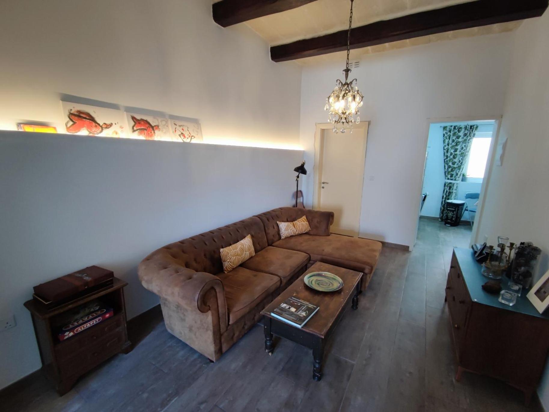Cosy bedroom in a shared Maltese townhouse photo 5