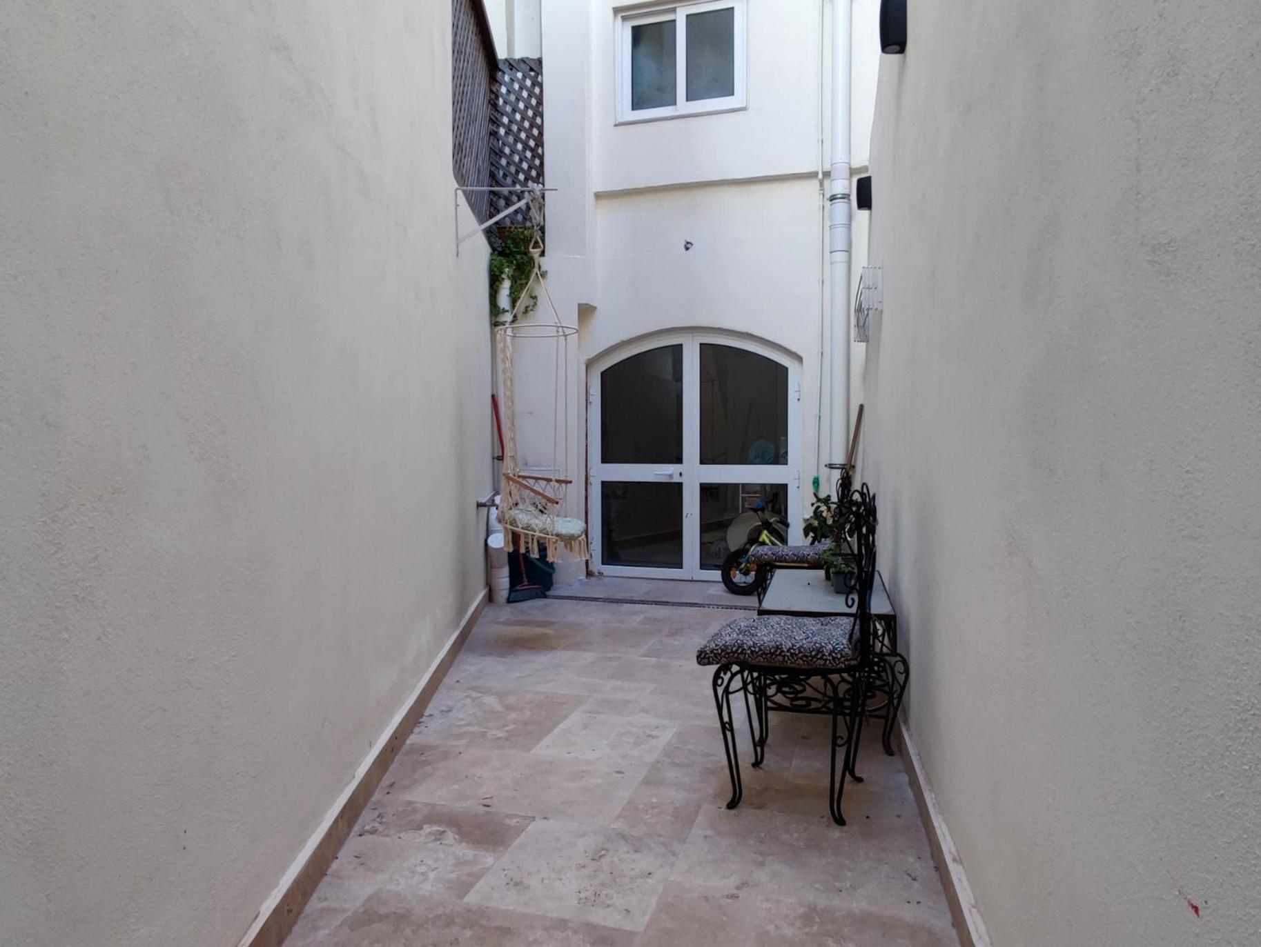 Cosy bedroom in a shared Maltese townhouse photo 2