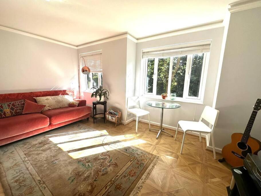 Stylish, Peaceful 2-Bed Flat with Free Parking view 2