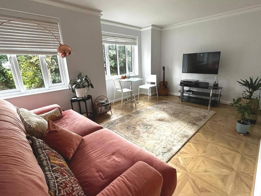 Stylish, Peaceful 2-Bed Flat with Free Parking view 5