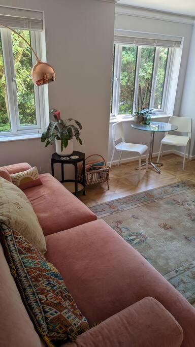 Stylish, Peaceful 2-Bed Flat with Free Parking view 3