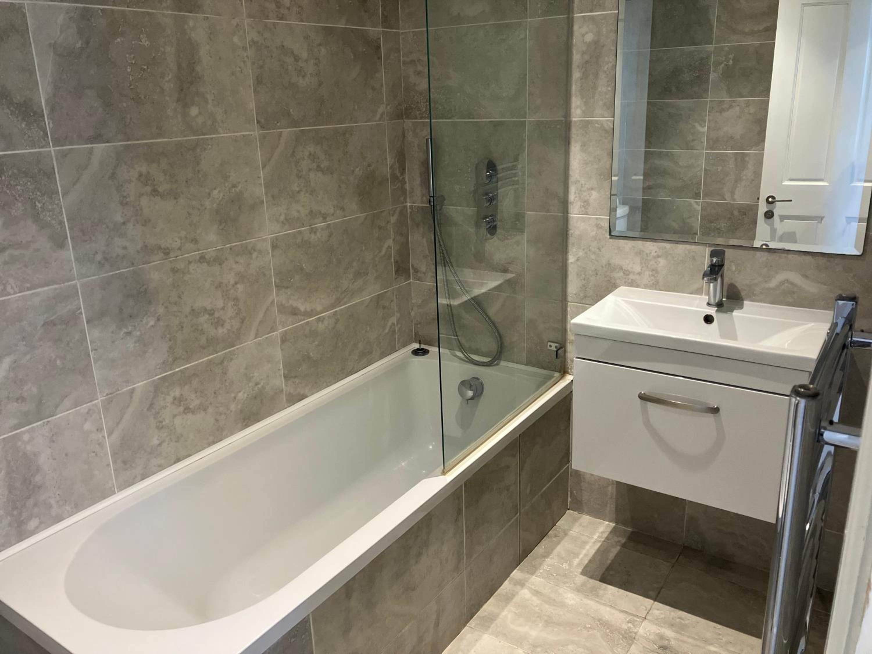 Splendid 2 Bed Flat with Private Terrace in Wimbledon - 2 The Queens