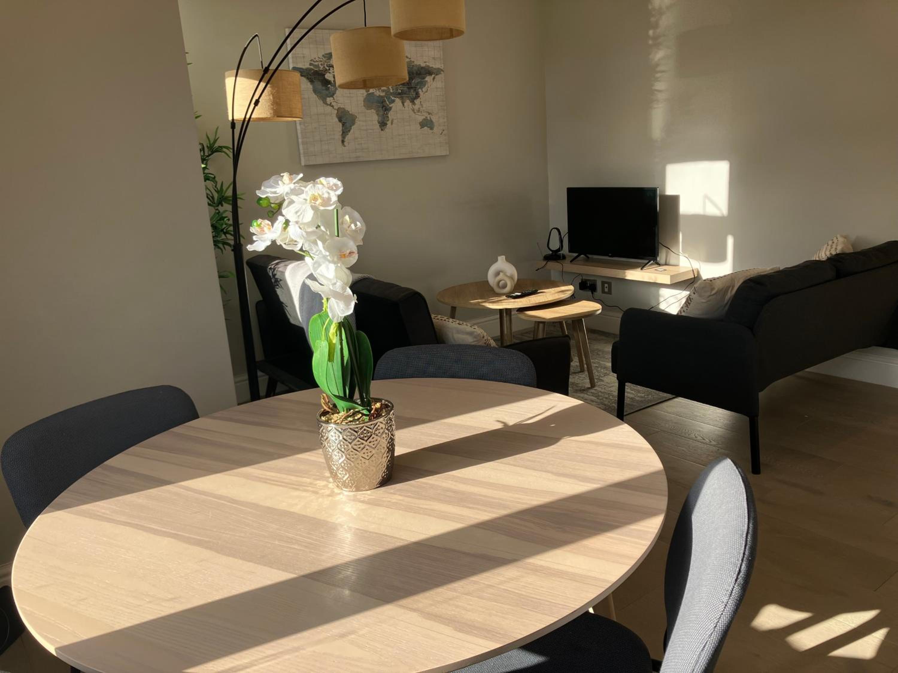 Splendid 2 Bed Flat with Private Terrace in Wimbledon - 2 The Queens