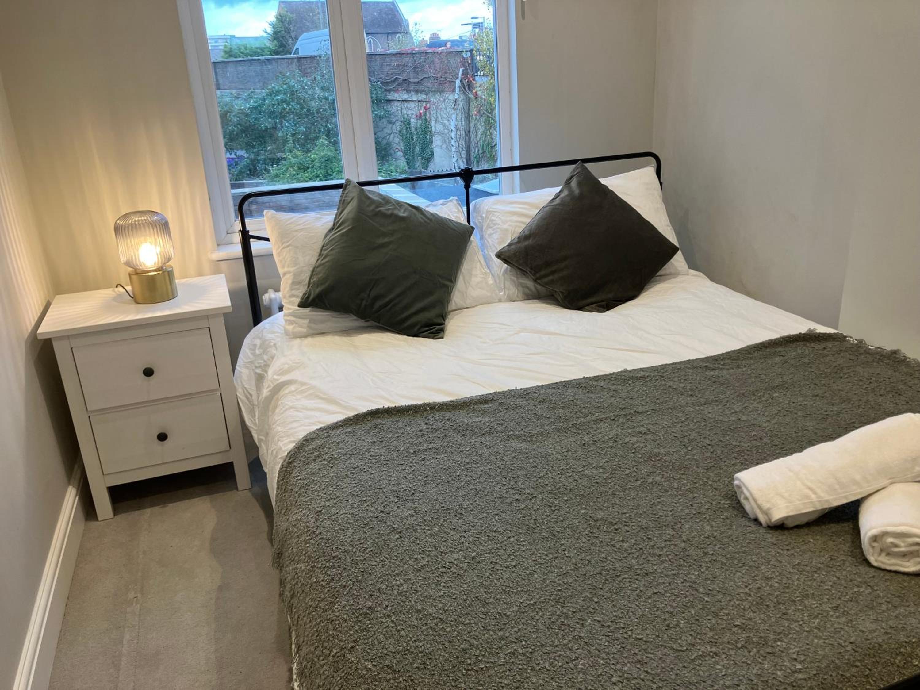 Splendid 2 Bed Flat with Private Terrace in Wimbledon - 2 The Queens