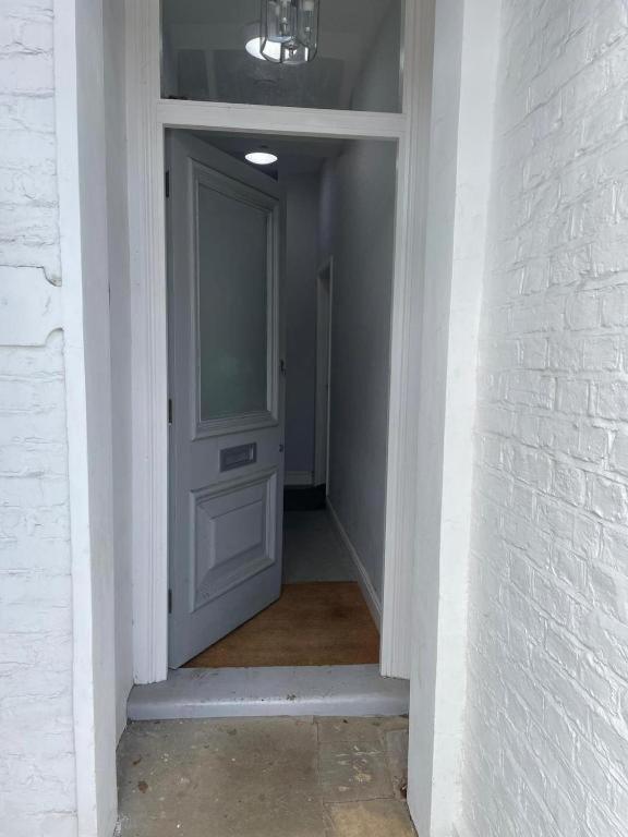 Stylish 1 Bed Flat with Private Terrace in Wimbledon - 3 The Queens