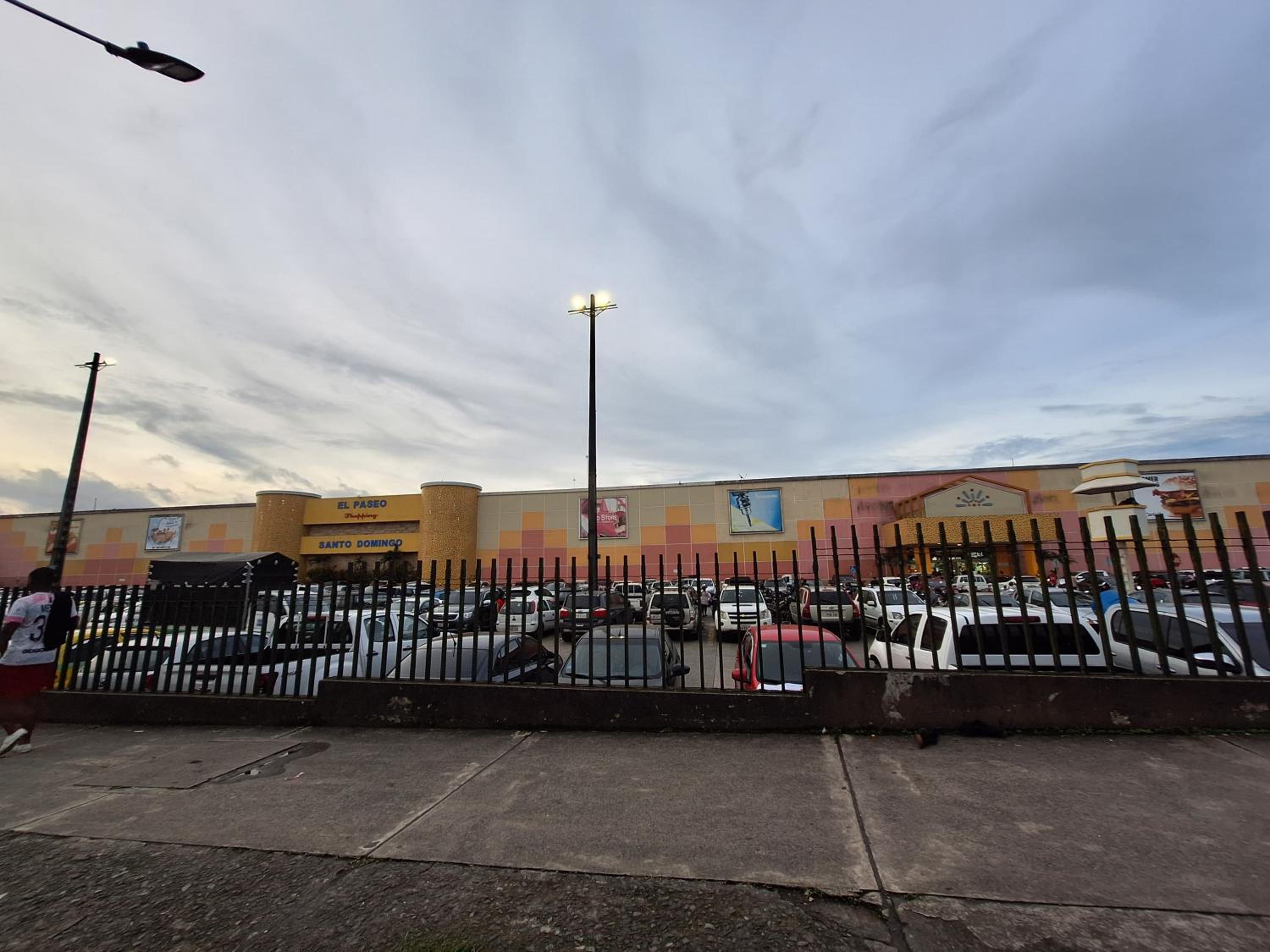 Amplio departamento con garage y cerca al Shopping