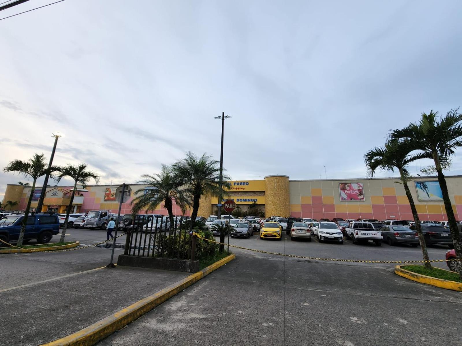 Amplio departamento con garage y cerca al Shopping