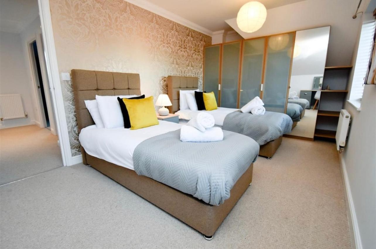 Spacious 4 Bedroom 3 Bathroom House - Sleeps up to 8 - Free Parking, Balcony, Fast Wifi and Smart TVs by Yoko Property view 4