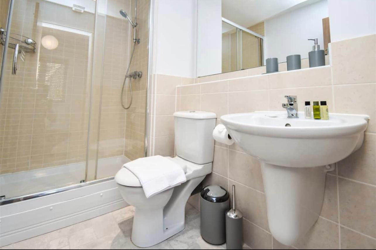 Spacious 4 Bedroom 3 Bathroom House - Sleeps up to 8 - Free Parking, Balcony, Fast Wifi and Smart TVs by Yoko Property view 3