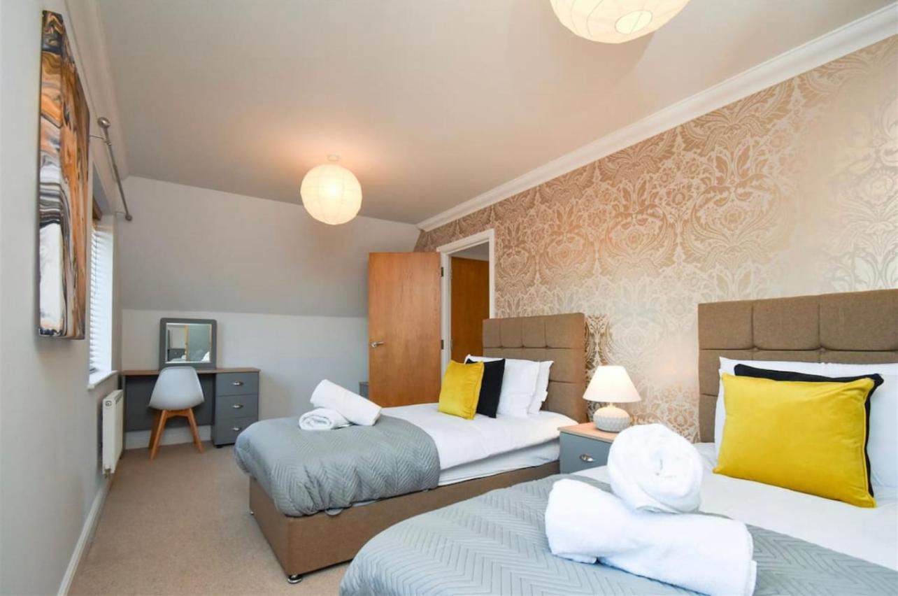 Spacious 4 Bedroom 3 Bathroom House - Sleeps up to 8 - Free Parking, Balcony, Fast Wifi and Smart TVs by Yoko Property view 5