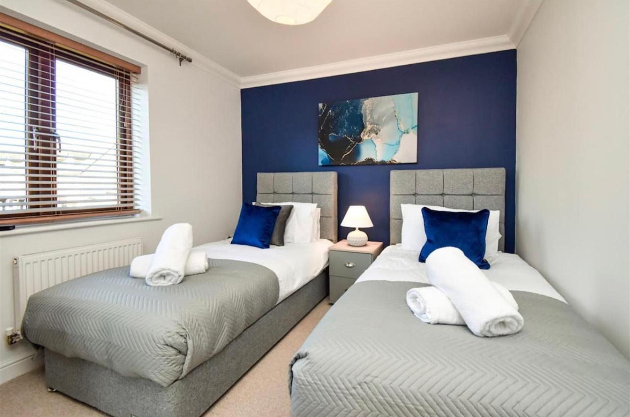 Spacious 4 Bedroom 3 Bathroom House - Sleeps up to 8 - Free Parking, Balcony, Fast Wifi and Smart TVs by Yoko Property view 2