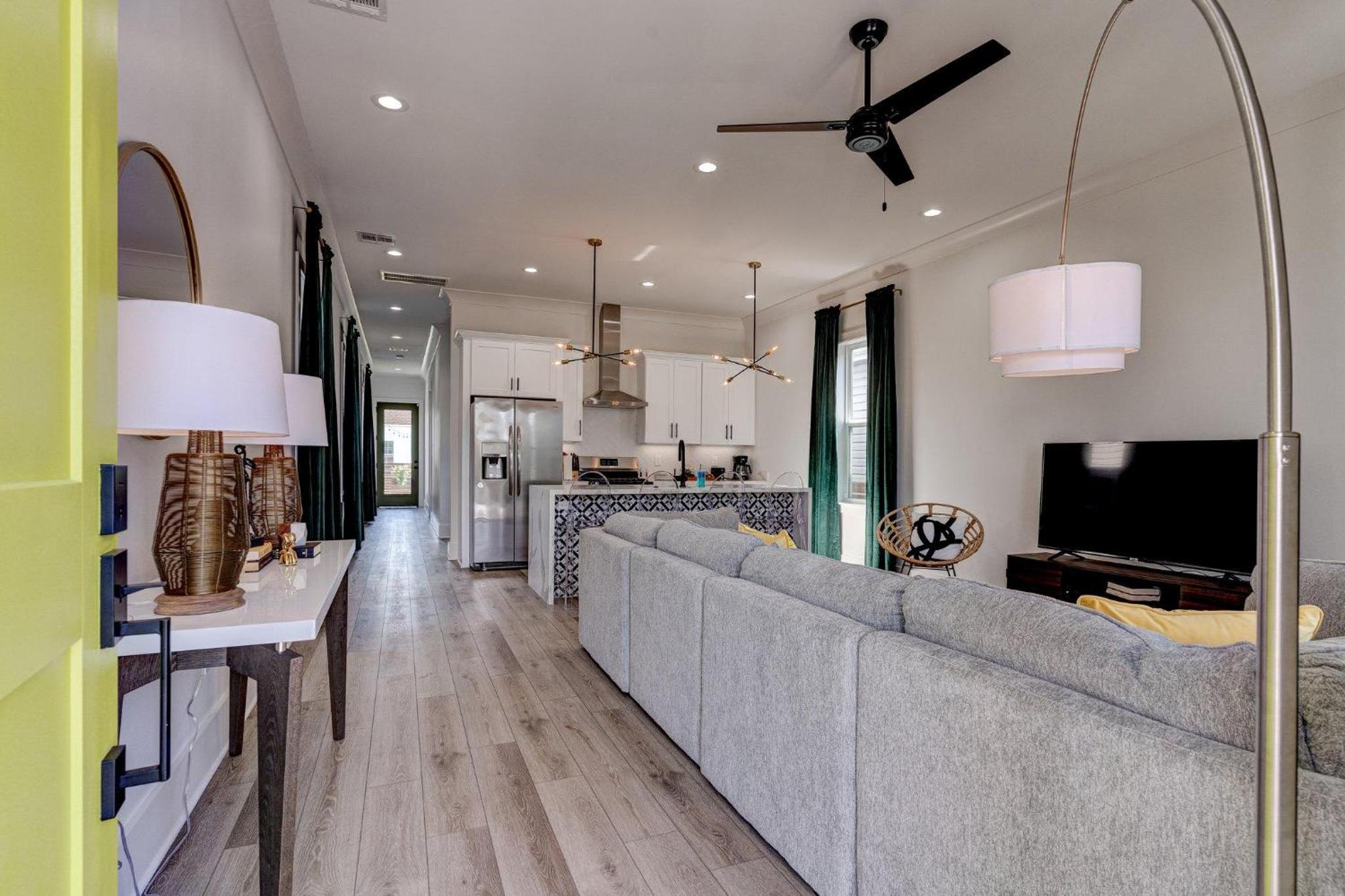 Modern home w Superdome views & balcony view 4