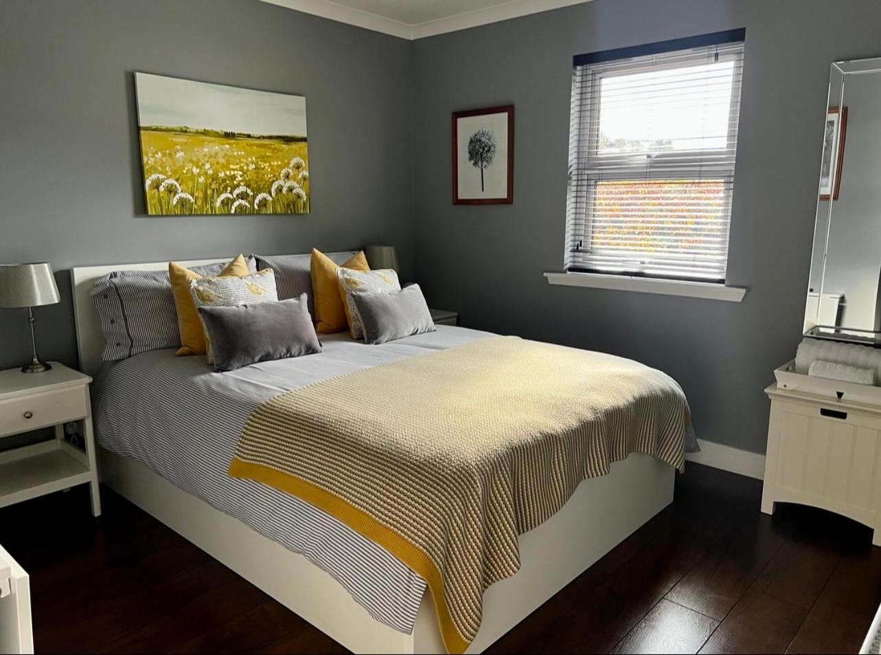 Holly Lodge - 2 x Kingsize bedrooms with private entrance and free parking-new shower room view 2