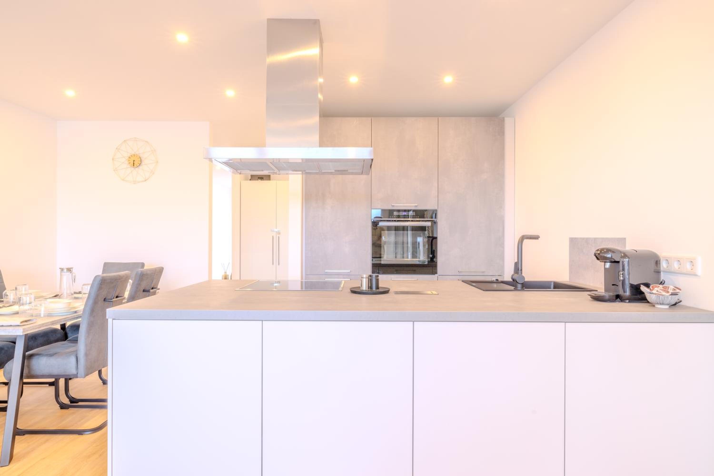 Premium Zuhause - Seeblick, Balkon, Pool & Seepromonade