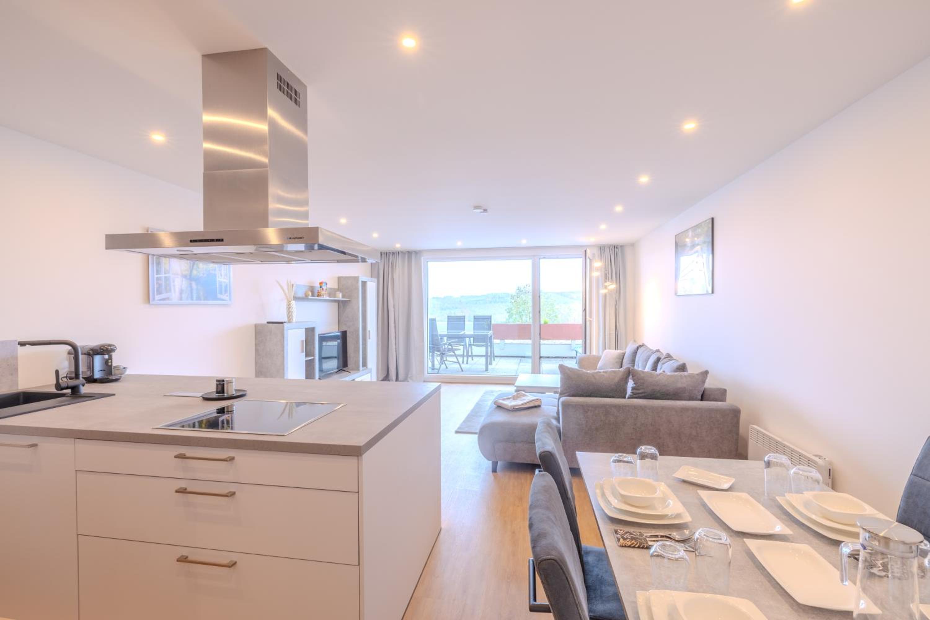 Premium Zuhause - Seeblick, Balkon, Pool & Seepromonade