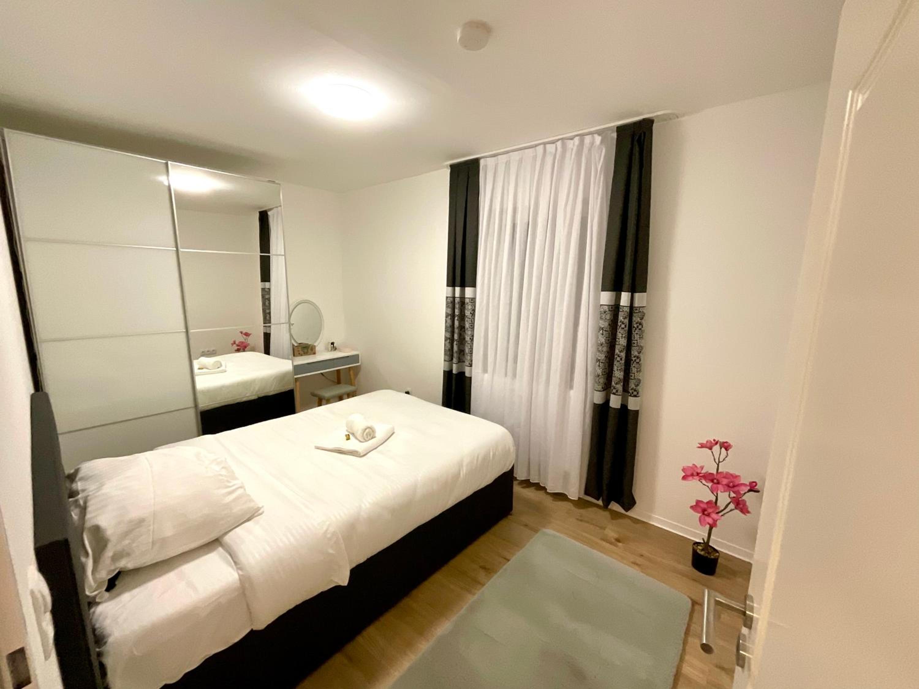 Best Central Apartment - am Marktplatz - Up to 5 - Next to Frankfurt and Hanau - Coffee and Snacks - Netflix, Prime, Disney
