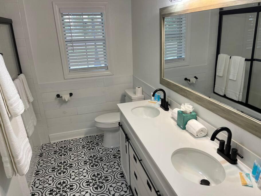 Southern Charm At It's Finest! view 3