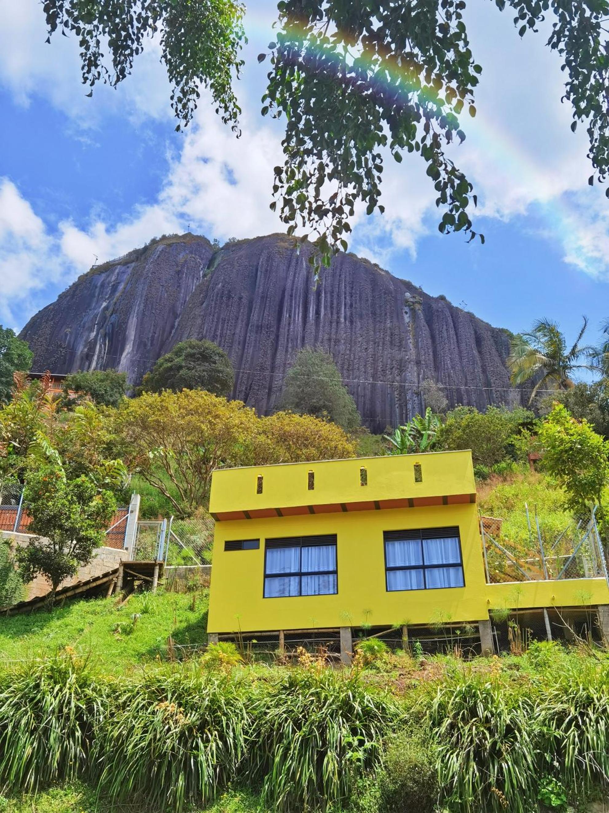 Descanso Bajo La Piedra Del Peñol