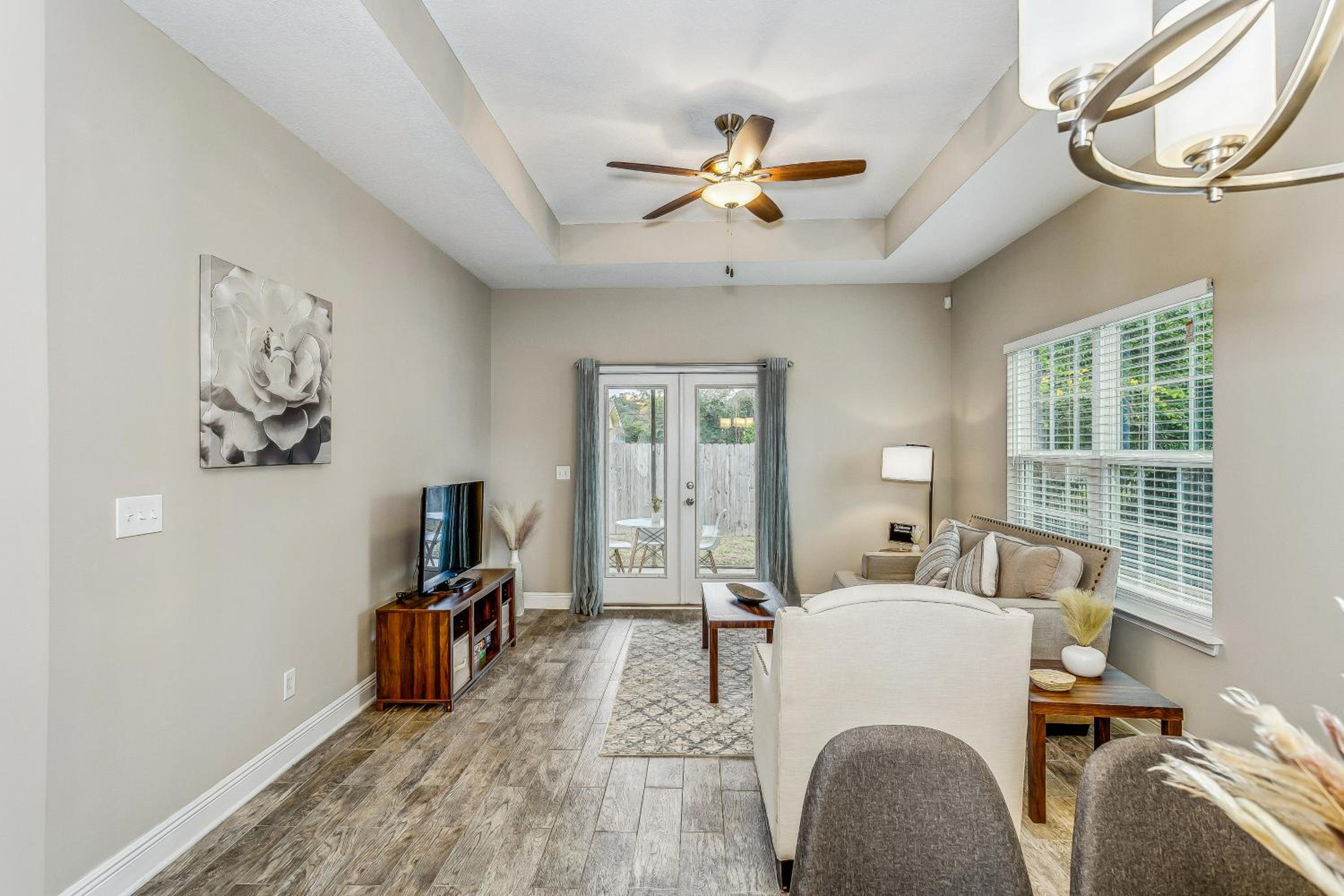 Lovely Townhome in Pensacola - Cozy & Modern Retreat view 3