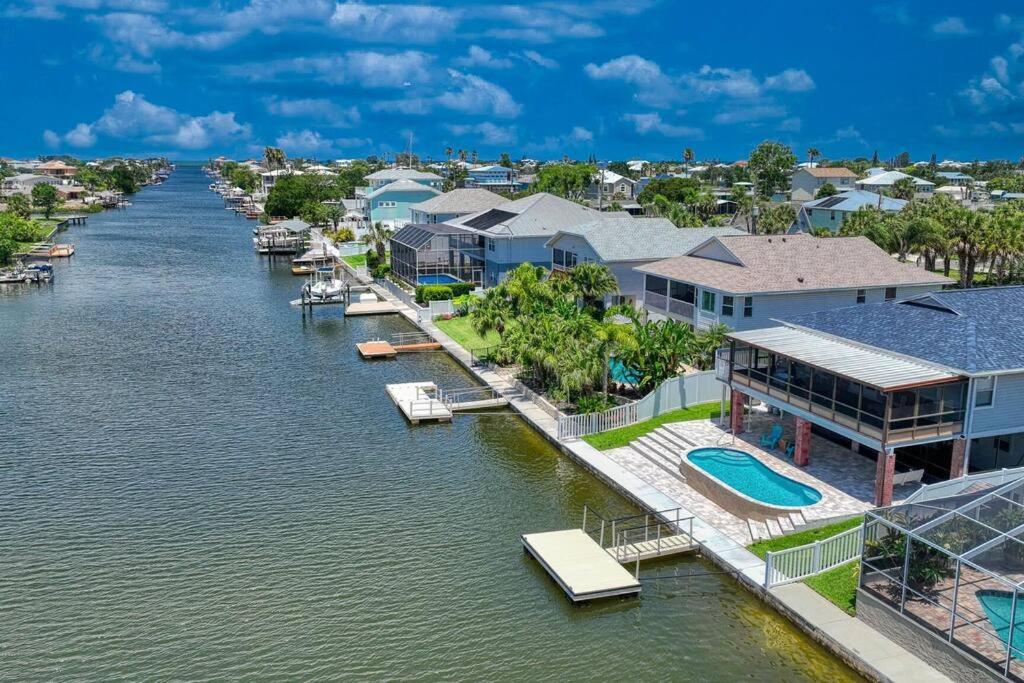 Waterfront HomeHeated PoolKayaksAccess to Golf