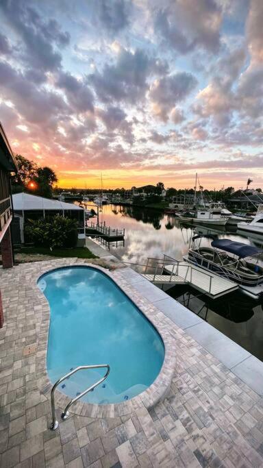 Waterfront HomeHeated PoolKayaksAccess to Golf