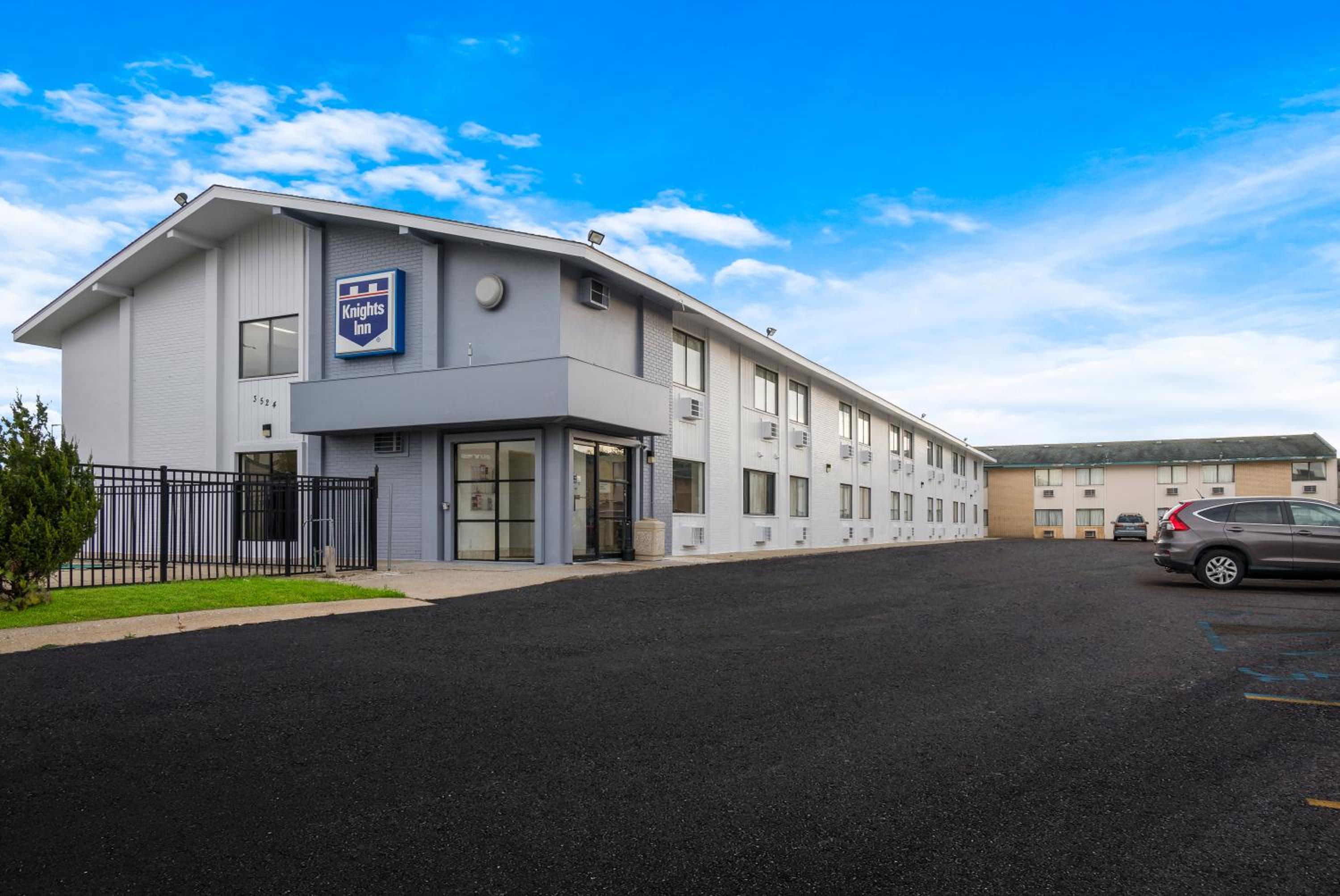 Hotel Knights Inn Grand Rapids East Airport - Image 1