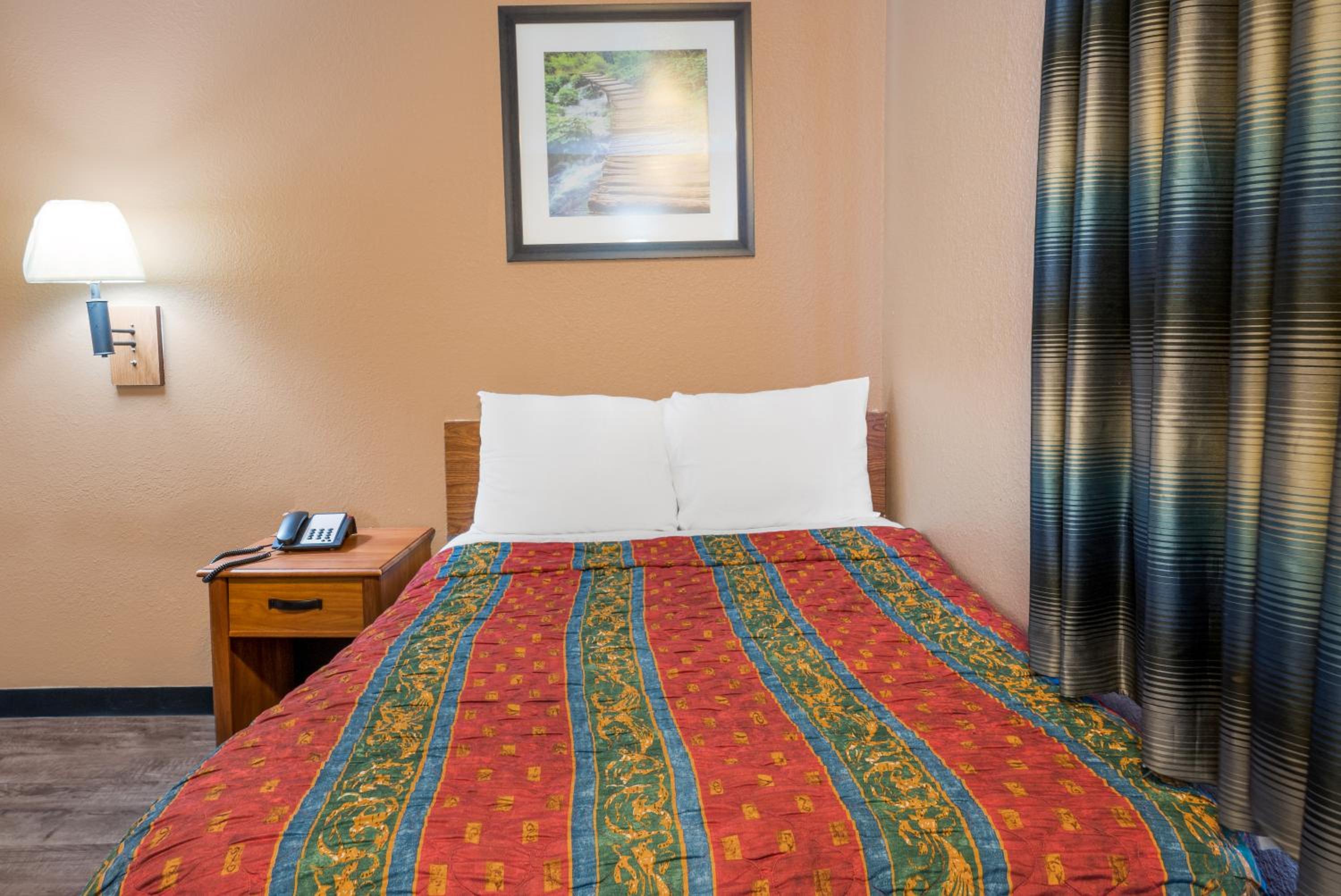 Knights Inn Grand Rapids East Airport