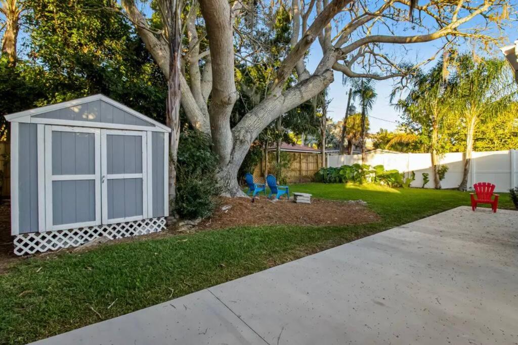 Tropical Shores Retreat-10 Min to Siesta Key Beach view 2