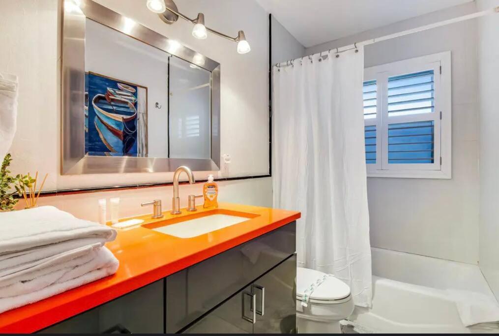 Tropical Shores Retreat-10 Min to Siesta Key Beach view 3