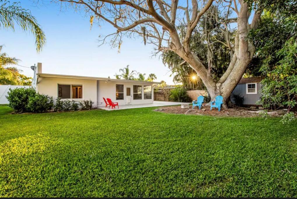 Tropical Shores Retreat-10 Min to Siesta Key Beach view 4