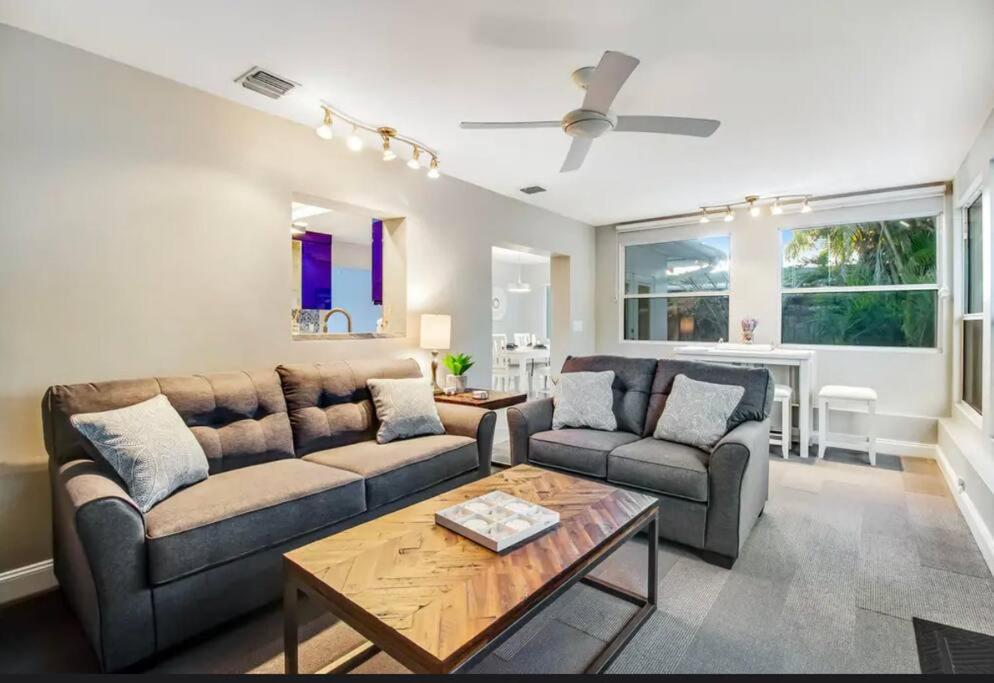 Tropical Shores Retreat-10 Min to Siesta Key Beach view 5